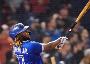Vladimir Guerrero Jr. hace temblar el estadio con un poderoso jonrón frente a los Cascabeles.