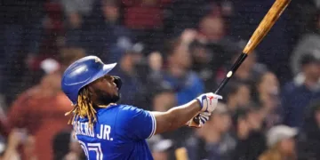 Vladimir Guerrero Jr. hace temblar el estadio con un poderoso jonrón frente a los Cascabeles.