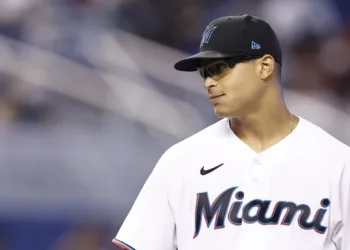 El pelotero venezolano Jesús Luzardo desafiará a los Rangers.