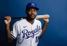 ¡En pleno esplendor! Maikel García cruza la línea de los cien hits en las Grandes Ligas.