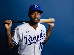 ¡En pleno esplendor! Maikel García cruza la línea de los cien hits en las Grandes Ligas.